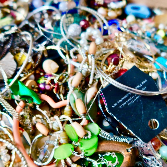 5 LB MYSTERY CRAFTING JEWELRY BOX - Picture 5 of 6